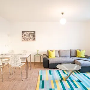 https://helle-ferienwohnung-im-hinterhof.dresdenhotels.net